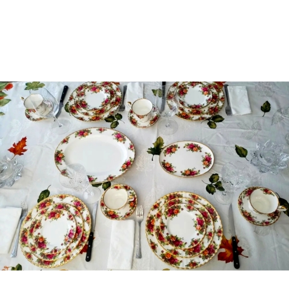 Beautiful Royal Albert Old Country Rose 5 place settings!Made in England!